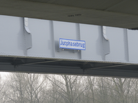 907453 Afbeelding van het naambord op de Jutphasebrug over het Amsterdam-Rijnkanaal te Utrecht.